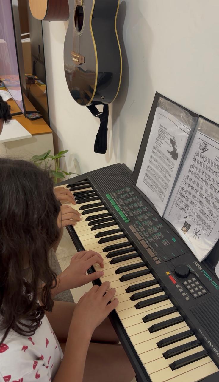 Um momento em família ao piano